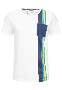 Camiseta de algodón blanca con un bolsillo azul y rayas verticales en azul, verde y amarillo a lo largo del lado izquierdo. Textura suave, escote redondo.