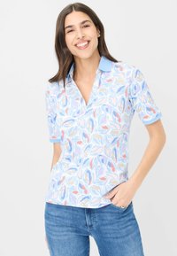 Polo a maniche corte di colore azzurro chiaro con un motivo di foglie colorate, dotato di colletto e rifiniture a contrasto. Realizzato in tessuto morbido e traspirante.