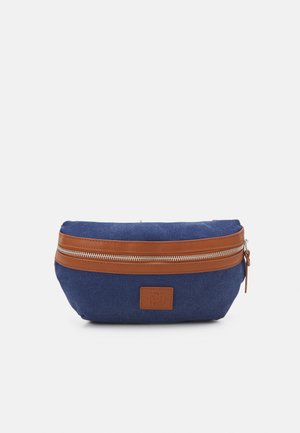 Leinenbeutel in Navyblau mit einem braunen Lederreißverschluss und Akzenten. Mit einer strukturierten Oberfläche und einem Logopatch auf der Vorderseite.