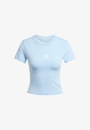 Lichtblauw, korte mouwen, getailleerd T-shirt van gladde stof. Heeft een wit Adidas-logo aan de voorkant en witte zijaccenten.