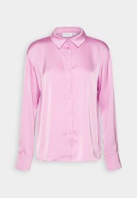 Helles rosa Satinbluse mit klassischem Kragen, langen Ärmeln und frontaler Knopfverschluss. Glatte Textur mit dezentem Glanz.
