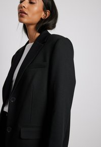 NA-KD OVERSIIZE - Cappotto corto - black