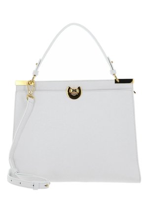 Bolso de piel blanca con un asa superior, correa de hombro desmontable y detalles en tono dorado en el cierre y los bordes.