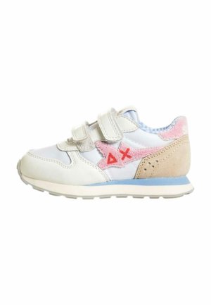 Sneaker bianca e beige per bambino piccolo con suola blu, toppa a forma di stella rosa con simboli rossi e due strap bianchi in velcro.
