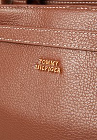 Tommy Hilfiger AMERICAN ICON TOTE - Kabelka - winter cognac