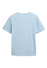 Camiseta de manga corta de color azul claro, hecha de una tela suave con un ajuste relajado, que presenta un escote redondo y sin patrones ni acentos visibles.