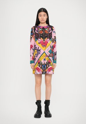 Robe à manches longues avec un imprimé floral et papillons multicolore sur fond rose, dotée d'un col rond et de poignets contrastés.