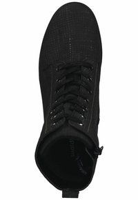 Bottine noire avec un dessus texturé, dotée d'un laçage, de détails de couture subtils et d'une fermeture éclair sur le côté.
