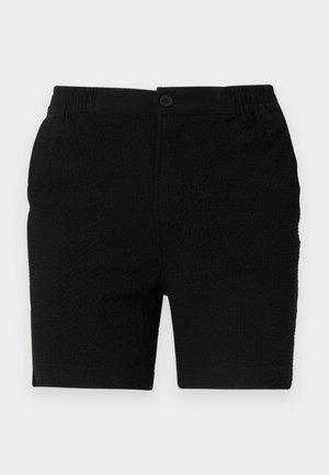 Pantalones cortos negros con una tela texturizada, cintura elástica y un cierre de un solo botón. Diseñados para uso casual con un corte recto.