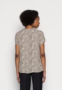 Culture JUNO CAPSLEEVE - T-shirt estampada - macadamia