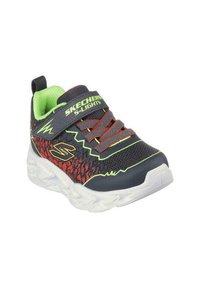 Zapatilla deportiva con parte superior de malla negra y roja, acentos en verde neón y una correa de velcro segura. Cuenta con una suela de goma blanca con detalles que iluminan.