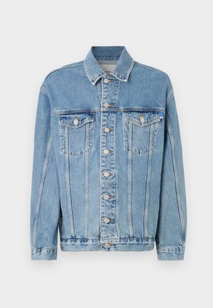 Világoskék farmerdzseki, gallérral, elöl gombos záródással, két mellzsebbel és finom koptatási részletekkel. Klasszikus egyenes szabású dizájn.