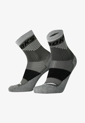 Chaussettes de sport grises avec textures variées, featuring une bande d'accent noire, un revers rayé et un logo sur le côté. Longueur mi-mollet.