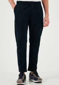 Marine joggingsbroek met elastische tailleband en trekkoord. Gemaakt van zachte stof, met zijzakken en een tapse leg ontwerp.