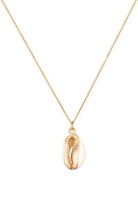 Guld kæde med en detaljeret cowrie shell vedhæng, glat med en naturlig glans og en struktureret åbning.