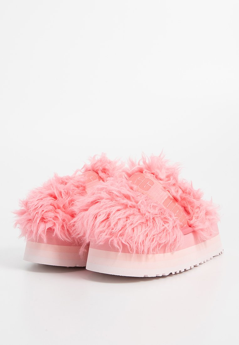 Scarpe platform rosa soffici con un upper in similpelliccia texturizzata, suola in gomma liscia a contrasto e accenti a righe sui lati.