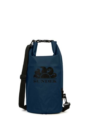 Sacca impermeabile blu navy con tracolla regolabile nera e logo SUNDEK con grafica stilizzata del sole sul davanti.