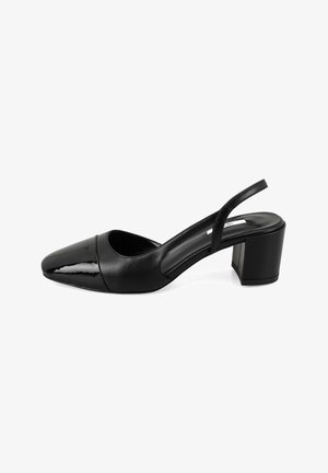 Chaussure slingback en cuir noir avec un bout pointu et une finition brillante. Talon bloc épais mesurant environ 6,5 cm. Bride texturée.