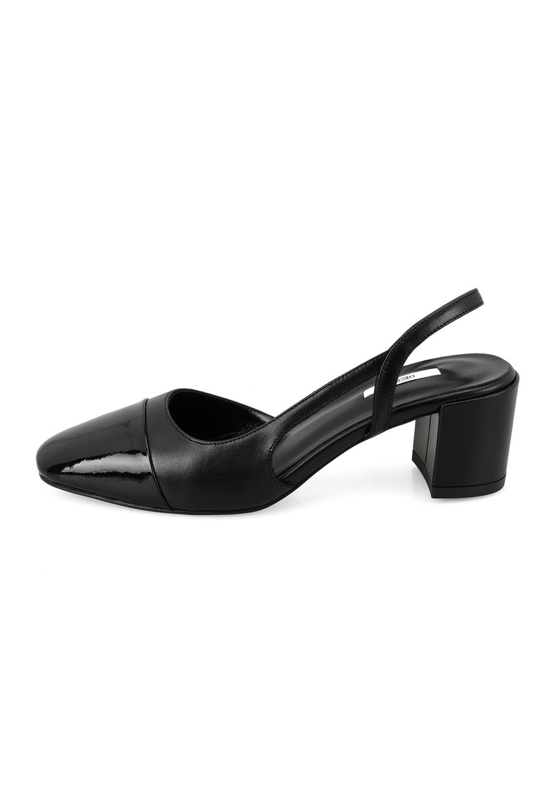 Chaussure slingback en cuir noir avec un bout pointu et une finition brillante. Talon bloc épais mesurant environ 6,5 cm. Bride texturée.