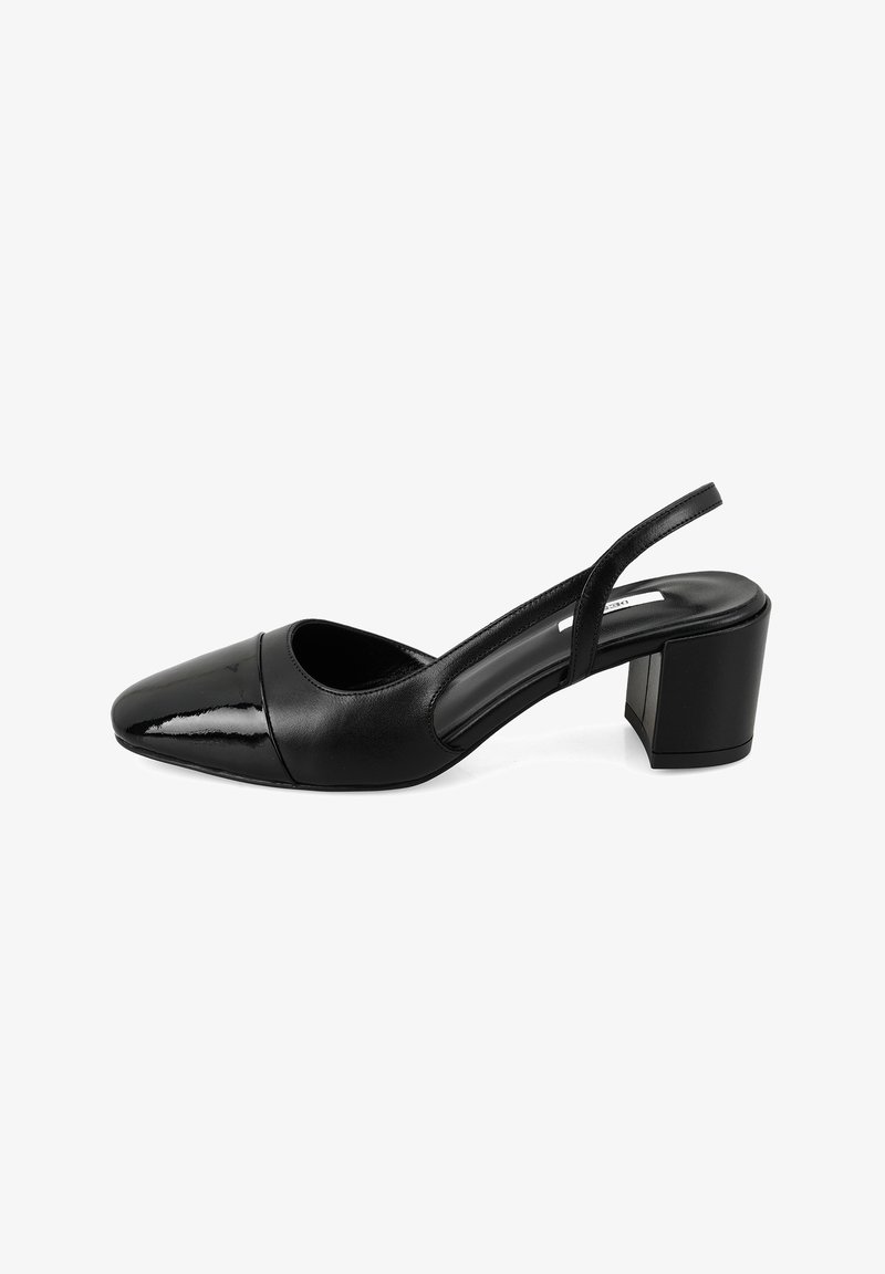 Chaussure slingback en cuir noir avec un bout pointu et une finition brillante. Talon bloc épais mesurant environ 6,5 cm. Bride texturée.