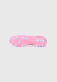 Chaussure de football avec une semelle texturée rose, équipée de multiples crampons bleus pour l'adhérence et un design noir élégant sur la partie supérieure.