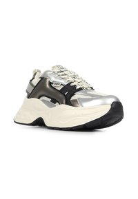 Sneaker argento e nero con collo imbottito, materiale in rete e sintetico, suola intermedia bianca spessa e sistema di allacciatura dettagliato.