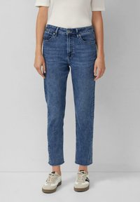 Blauwe denim spijkerbroek met een rechte snit, vijf zakken, vervaagd waseffect, rafelige zomen en een klassieke knoopsluiting op de taille.