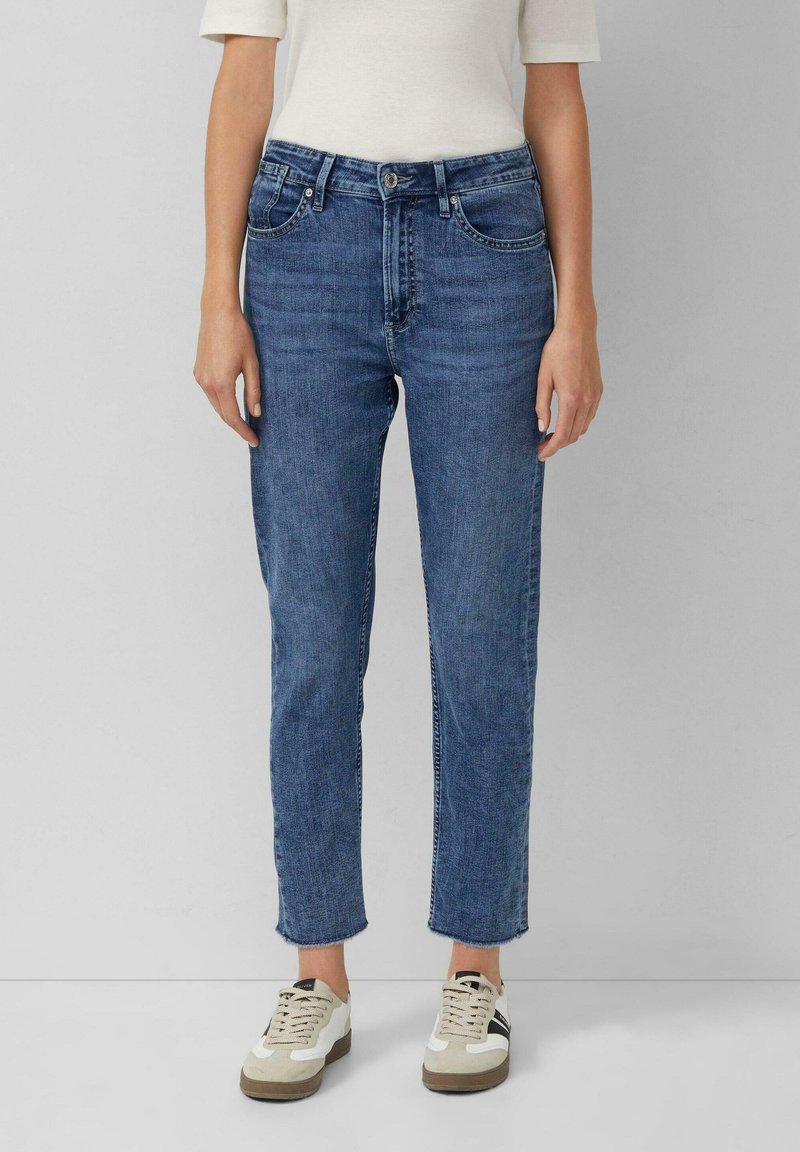 Blauwe denim spijkerbroek met een rechte snit, vijf zakken, vervaagd waseffect, rafelige zomen en een klassieke knoopsluiting op de taille.