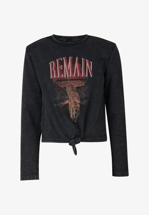 Schwarzes, langärmliges, gekürztes Shirt mit Knoten vorne, roter "REMAIN"-Schriftzug über einer Grafik eines laufenden Leoparden.