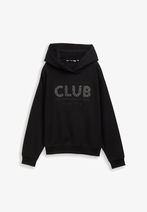 Schwarzer Hoodie mit großem "CLUB"-Grafik in Hellgrau und zusätzlichem Text. Hergestellt aus weichem Material mit strukturierter Oberfläche und einer Fronttasche.