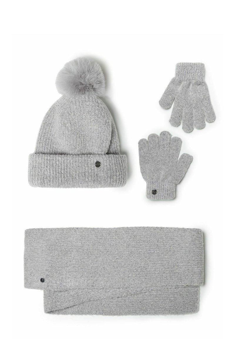 Un bonnet en tricot gris avec un pompon, des gants assortis et une écharpe, tous présentant un motif texturé et de petites touches noires.