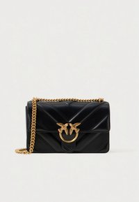 Borsa nera in pelle con motivo a spina di pesce, ferrature color oro con design a uccello e tracolla a catena. Forma rettangolare compatta.