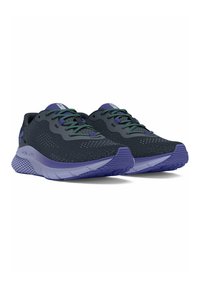 Des chaussures de sport en maille noires avec des accents violets et des lacets verts. Elles présentent une semelle texturée et une semelle intermédiaire rembourrée pour le soutien.