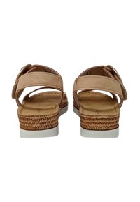 Sandali di un leggero beige con due cinturini regolabili, una suola intermedia in stile juta intrecciata e una suola in gomma bianca, caratterizzati da una texture liscia.