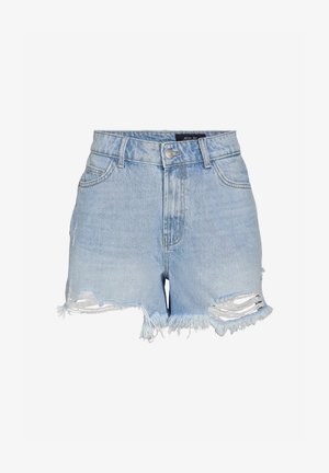 Kvinne iført lyseblå revne denimshorts og mørkebrune lær-cowboystøvler, stående foran en hvit bakgrunn.
