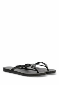 Chanclas negras con suelas de goma texturizadas, que cuentan con dos tiras delgadas y elegantes. Las tiras tienen un detalle en relieve para un mejor agarre.