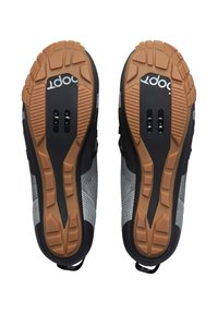 Chaussures de vélo avec une tige noire et grise, présentant un design en maille texturée, des semelles en caoutchouc et deux clips d'ajustement noirs.
