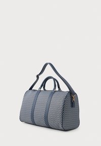 Kék mintás sporttáska, amely struktúrált kialakítással rendelkezik. Bőr fogantyúkkal, cipzárral zárul, és geometrikus fehér gyémántminták díszítik a testét.