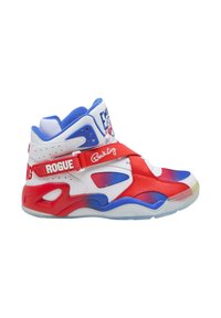 Sneaker alta con una combinazione di colori rosso, bianco e blu. Presenta una tomaia in pelle testurizzata, inserti in mesh e una suola in gomma trasparente.