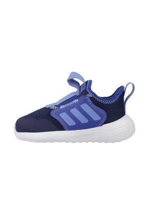 Baskets de sport bleu marine et bleu clair avec des lacets élastiques, tige en maille respirante et semelle en caoutchouc blanc ; comporte trois rayures bleues sur le côté.