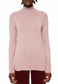 Jasnoróżowy sweter z golfem, długimi rękawami, dopasowanym krojem oraz prążkowanym kołnierzem i mankietami, wykonany z miękkiego dzianinowego materiału.