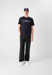 Tommy Hilfiger CHEST STRIPE TEE - T-shirt con stampa - desert sky