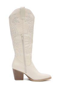 Białe skórzane kowbojki z wydłużonym noskiem, średniej wysokości blokowym obcasem, zamkiem błyskawicznym po boku oraz ozdobnymi srebrnymi haftami wzdłuż cholewki.