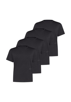 Quatre t-shirts noirs unis à manches courtes et col rond, disposés en ligne décalée sur fond blanc.