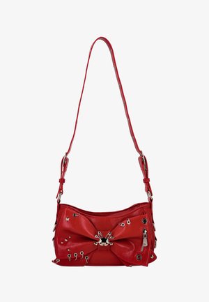 Borsa rossa in pelle sintetica, caratterizzata da un design a fiocco, dettagli in metallo argentato e borchie. Include tracolla regolabile.