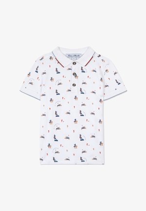 Polo blanc à manches courtes avec de petites illustrations colorées sur le thème du chocolat et des boutons foncés sur la patte de boutonnage avant.
