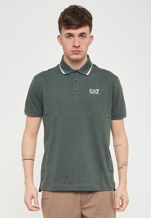 Polo shirt verde scuro in cotone con colletto classico e patta a tre bottoni. Presenta accenti a righe bianche sul colletto e ricami.