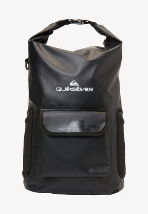 Wasserfester schwarzer Rucksack aus robustem Material, mit Rolltop-Verschluss, Fronttasche und Quiksilver-Logo. Glatte Textur, praktisches Design.