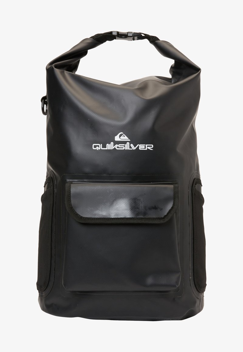 Mochila negra impermeable fabricada con material duradero, que cuenta con un cierre superior enrollable, bolsillo frontal y logotipo de Quiksilver. Textura suave, diseño práctico.
