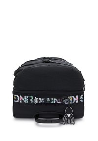 Zwarte sporttas met wielen, voorzien van een kleurrijke logo-band en een sleutelhanger in de vorm van een aap met een hartje, waarop de bovenkant en de handgreep te zien zijn.